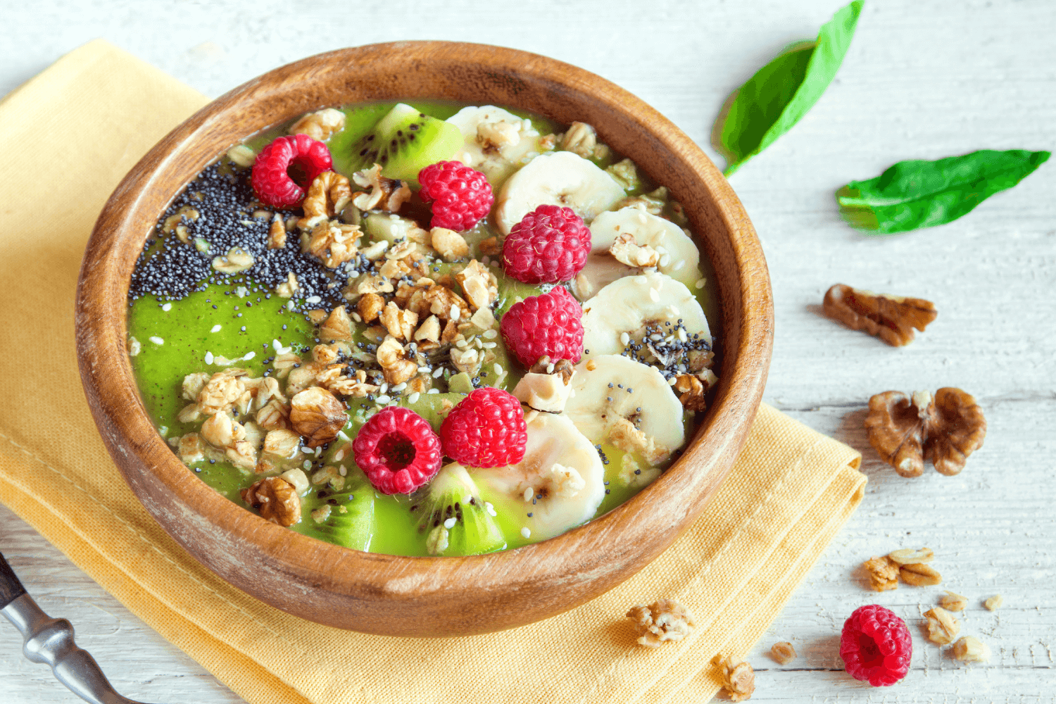 Smoothie bowl z banánu, špenátu a avokáda s ořechy